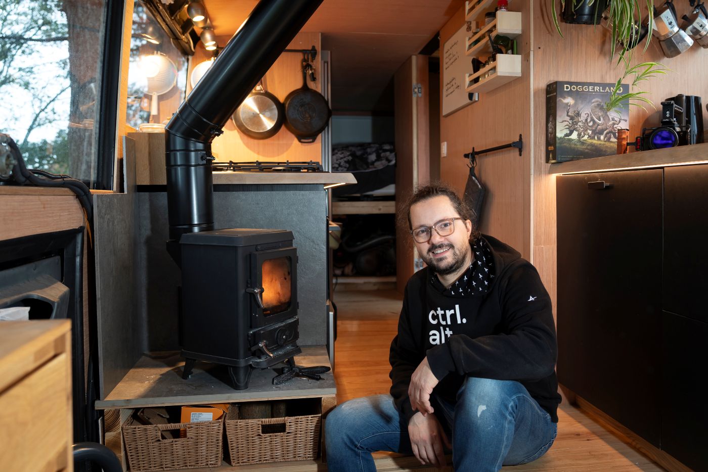 Jelle leunt tegen de Bustronaut bus in het zonlicht