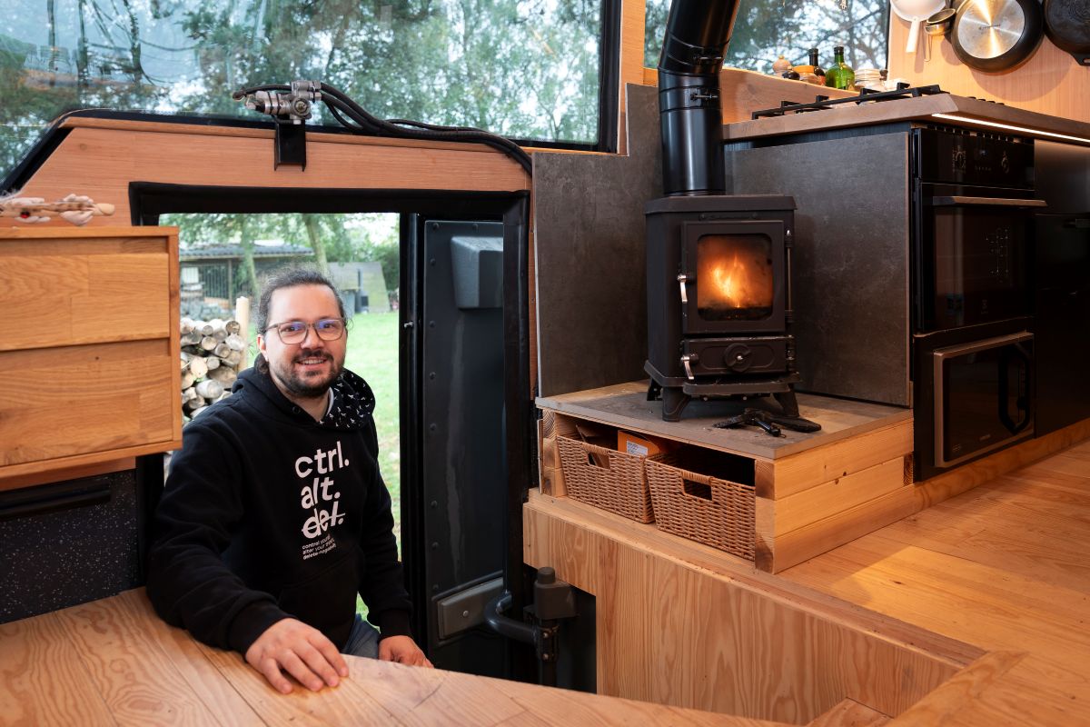 Jelle kijkt uit over een ruig berglandschap
